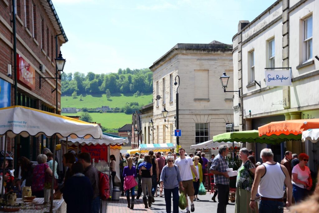 A photo of the bustling farmer's market in Stroud